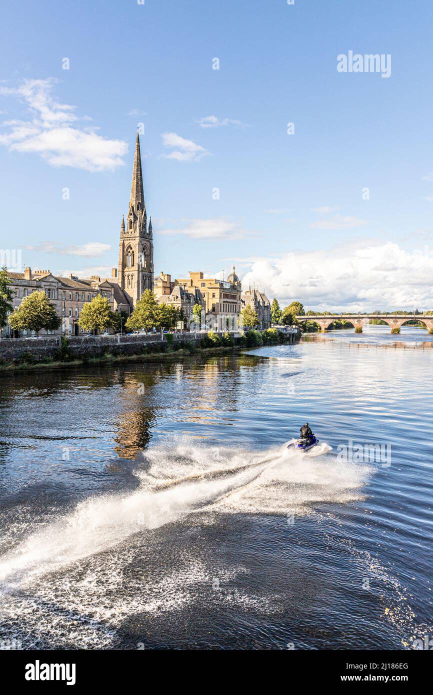 Chiesa di St Matthews accanto al fiume Tay più moto d'acqua in una tranquilla domenica pomeriggio nella città di Perth, Perth e Kinross, Scozia Regno Unito Foto Stock