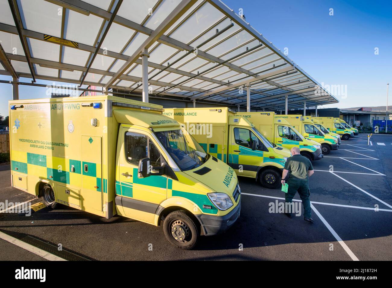Il problema delle ambulanze in coda a causa di letti ospedalieri non disponibili - un accumulo di ambulanze al Grange University Hospital vicino Pontypool, Regno Unito. Foto Stock