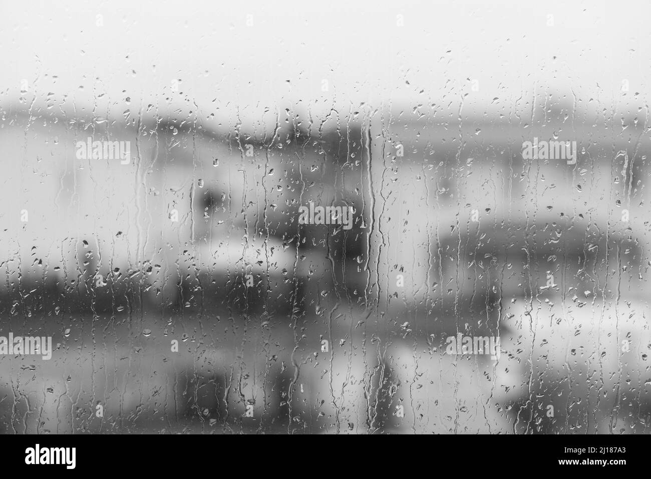 Vista macro delle gocce di pioggia sul riquadro della finestra con vista da un appartamento. Svezia. Foto Stock