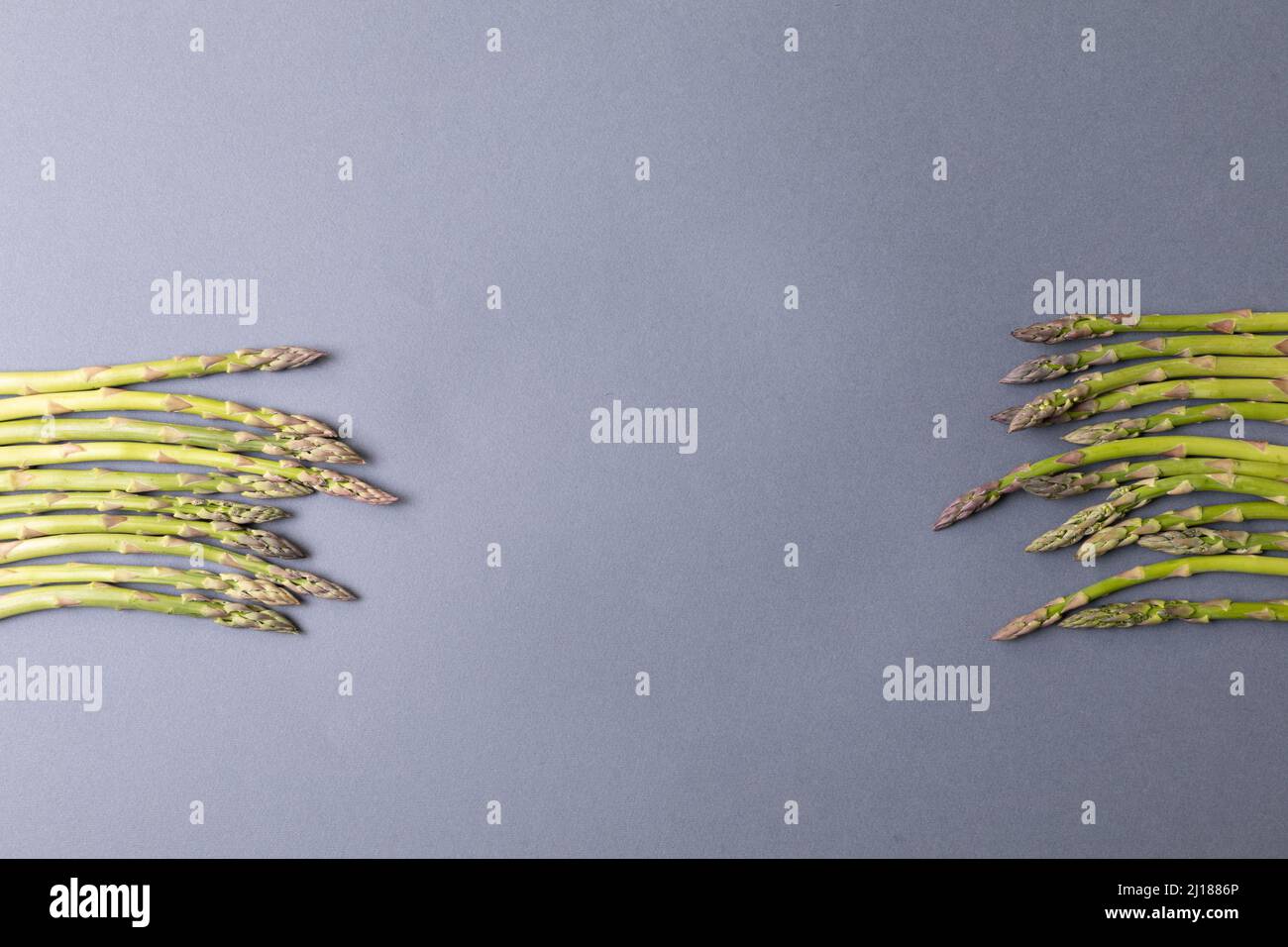 Direttamente sopra lo spazio di copia con asparagi verdi freschi su sfondo grigio Foto Stock