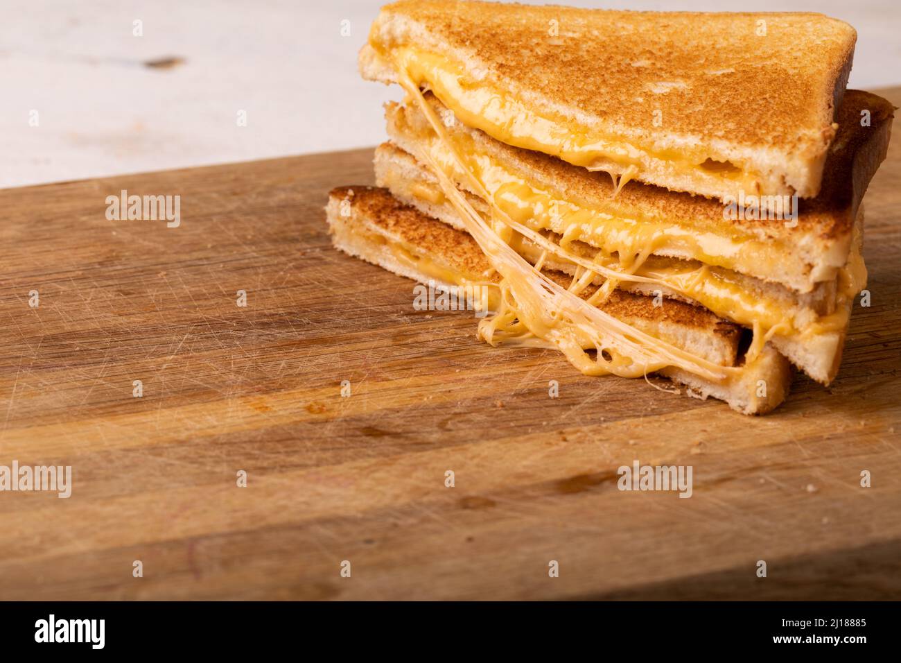 Primo piano con sandwich di formaggio fresco servito su tavola di legno Foto Stock