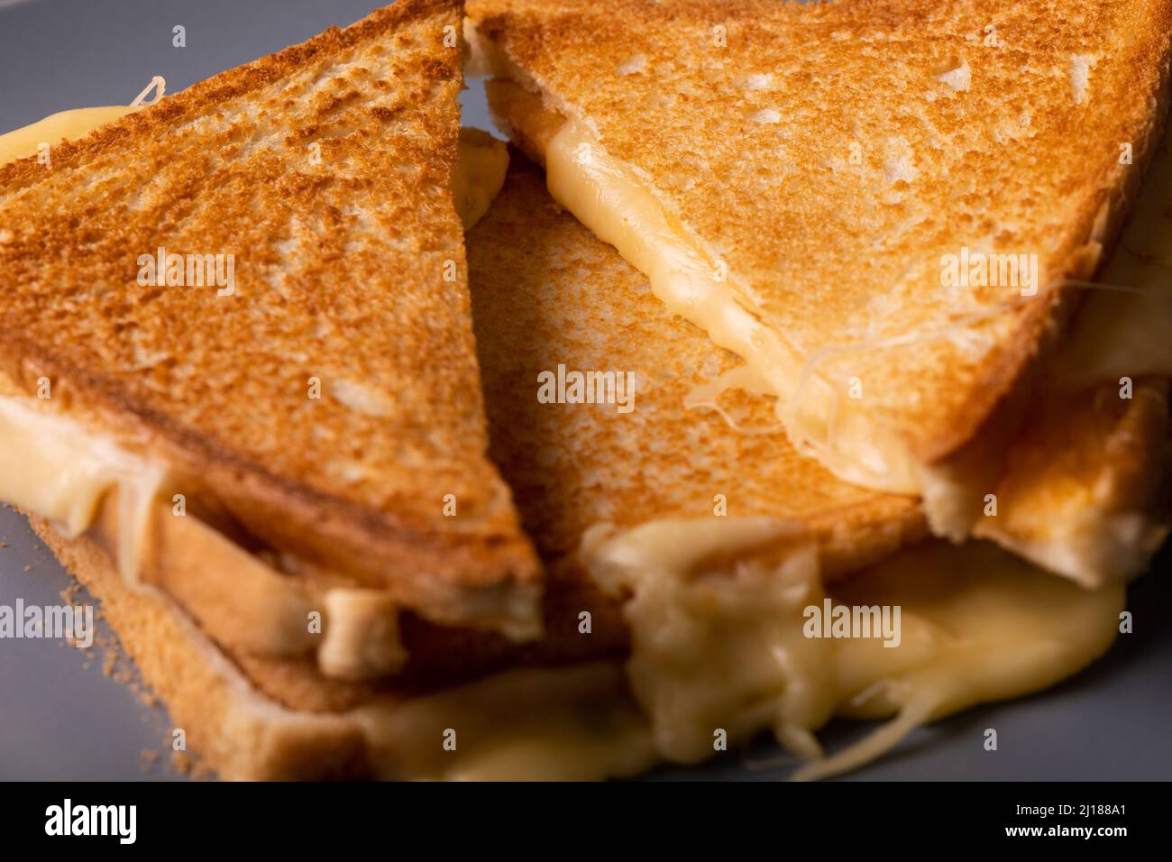 Vista ravvicinata ad angolo alto della pila di sandwich con toast di formaggio fresco Foto Stock