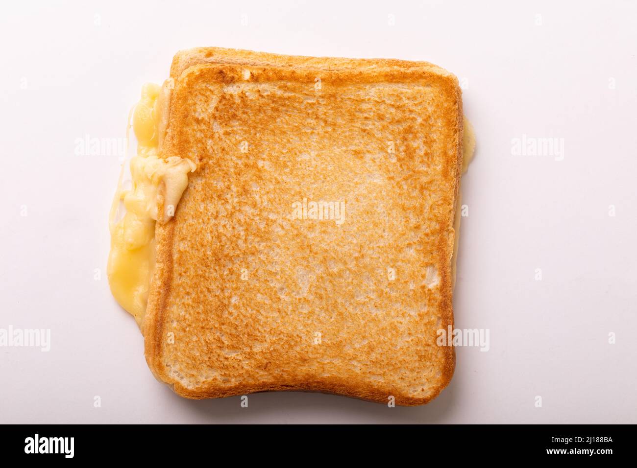 Direttamente sopra la vista del sandwich di toast al formaggio fresco su sfondo bianco Foto Stock