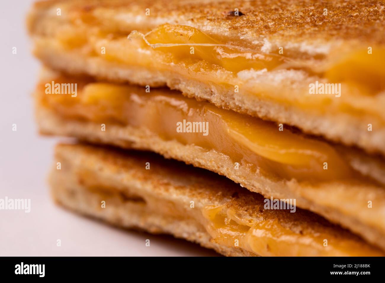 Primo piano di formaggio fresco fondente in un sandwich toast Foto Stock
