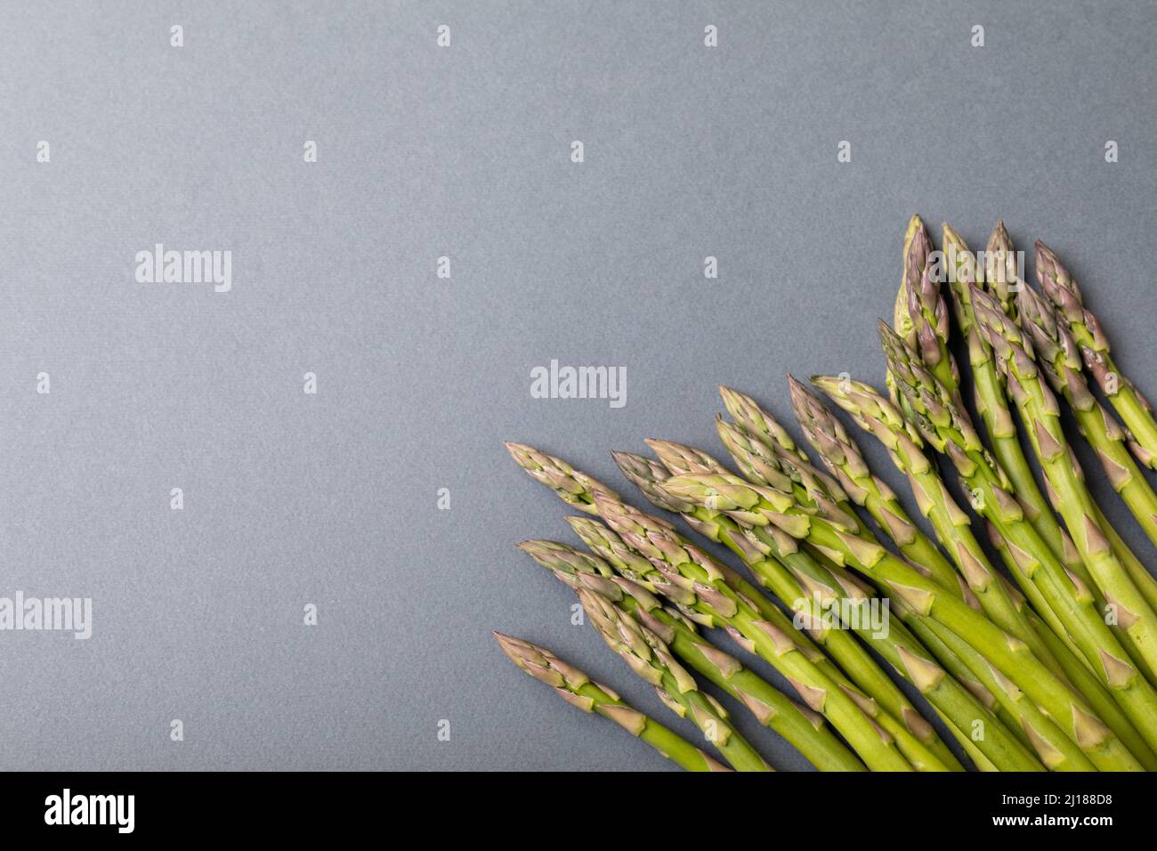 Direttamente sopra la vista di asparagi verdi freschi su sfondo grigio con spazio copia Foto Stock