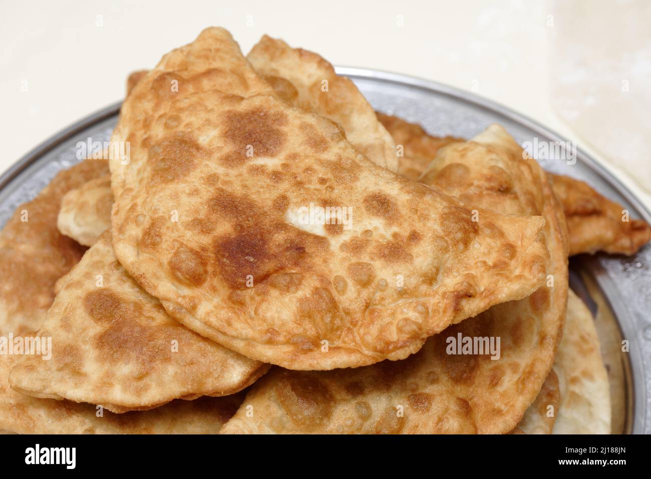 Pasta fritta. Tradizionale cucina turca per la colazione. Foto Stock