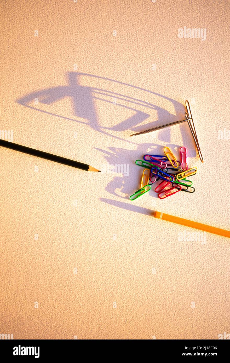 matite, e graffette di carta, Foto Stock matite, e graffette di carta, Foto Stock