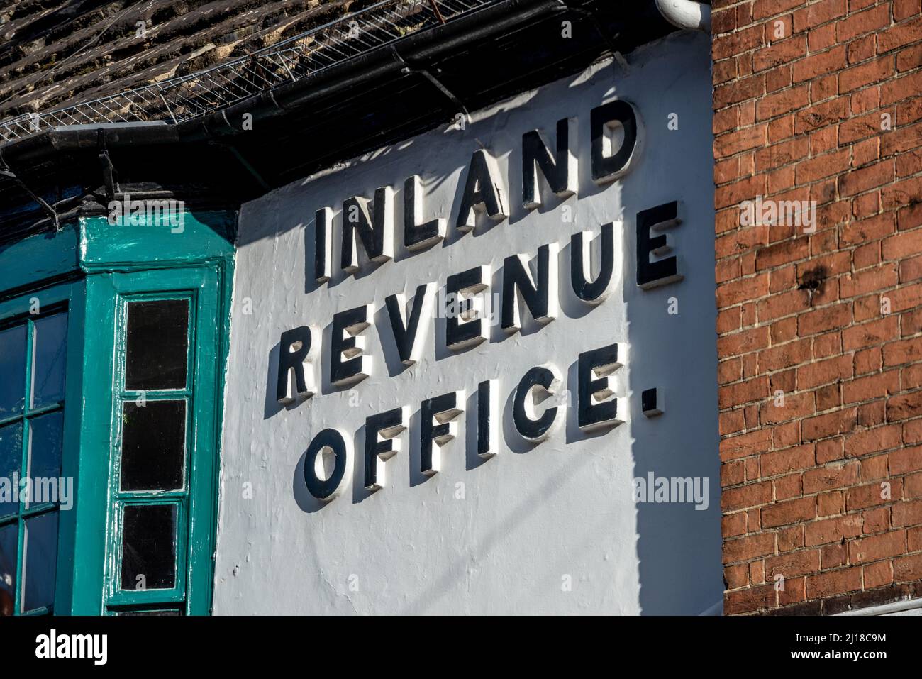 Horsham, febbraio 25th 2022: Inland Revenue Office segno su un edificio Foto Stock