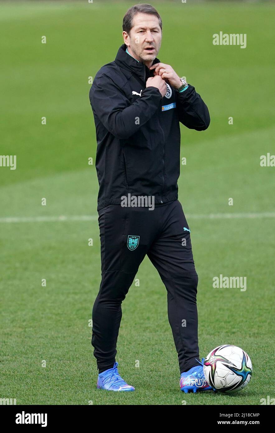 L'Austria si dirige a Franco Foda durante una sessione di allenamento al Cardiff City Stadium. Data foto: Mercoledì 23 marzo 2022. Foto Stock