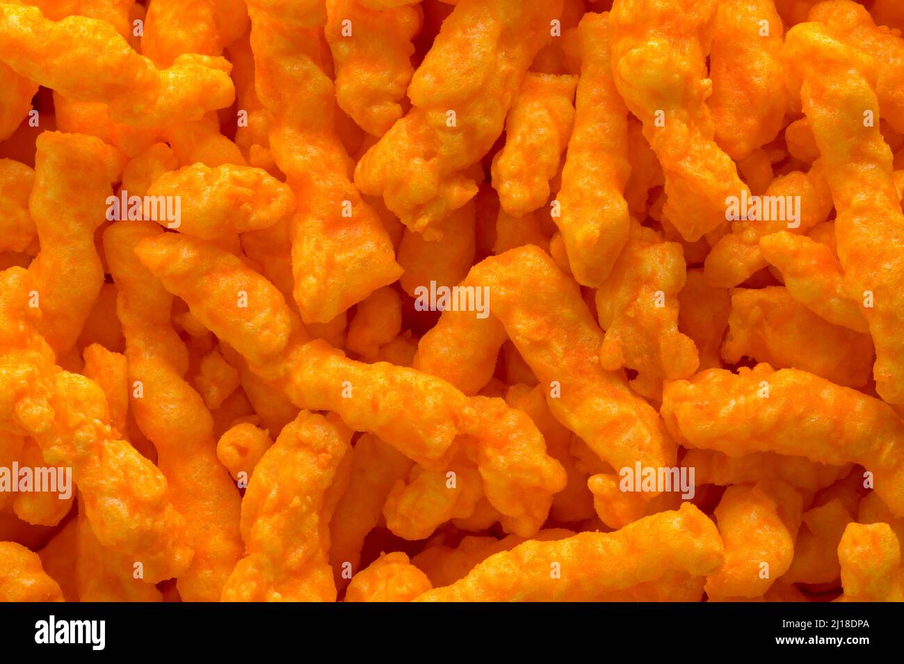 Pasta di formaggio Crunchy arancione sfondo primo piano. Foto Stock