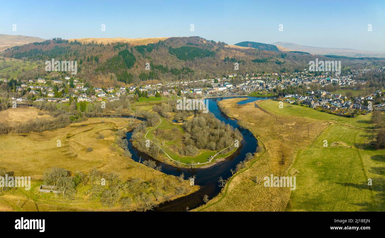 Vista aerea dal drone del villaggio di Callander sul fiume Teith nel Loch Lomond e Trossachs National Park nel Perthshire in Scozia, Regno Unito. Foto Stock