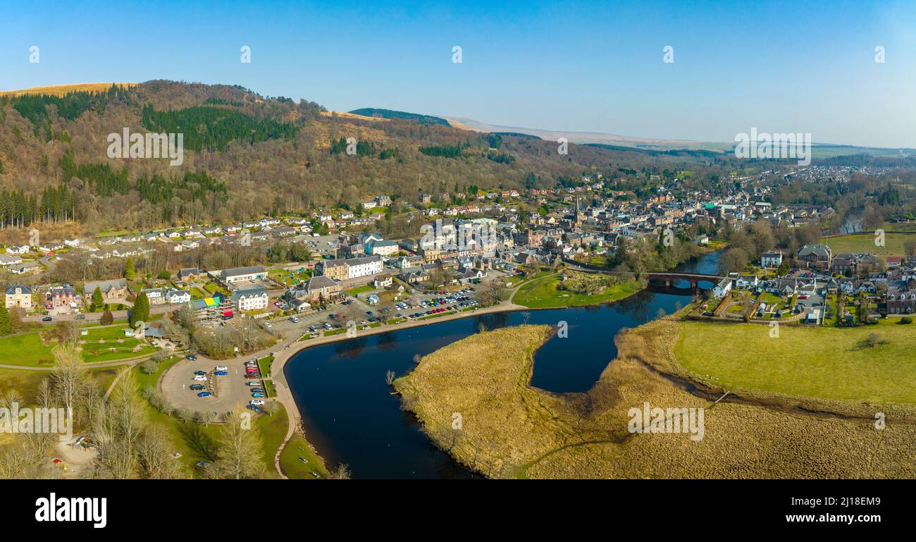 Vista aerea dal drone del villaggio di Callander sul fiume Teith nel Loch Lomond e Trossachs National Park nel Perthshire in Scozia, Regno Unito. Foto Stock