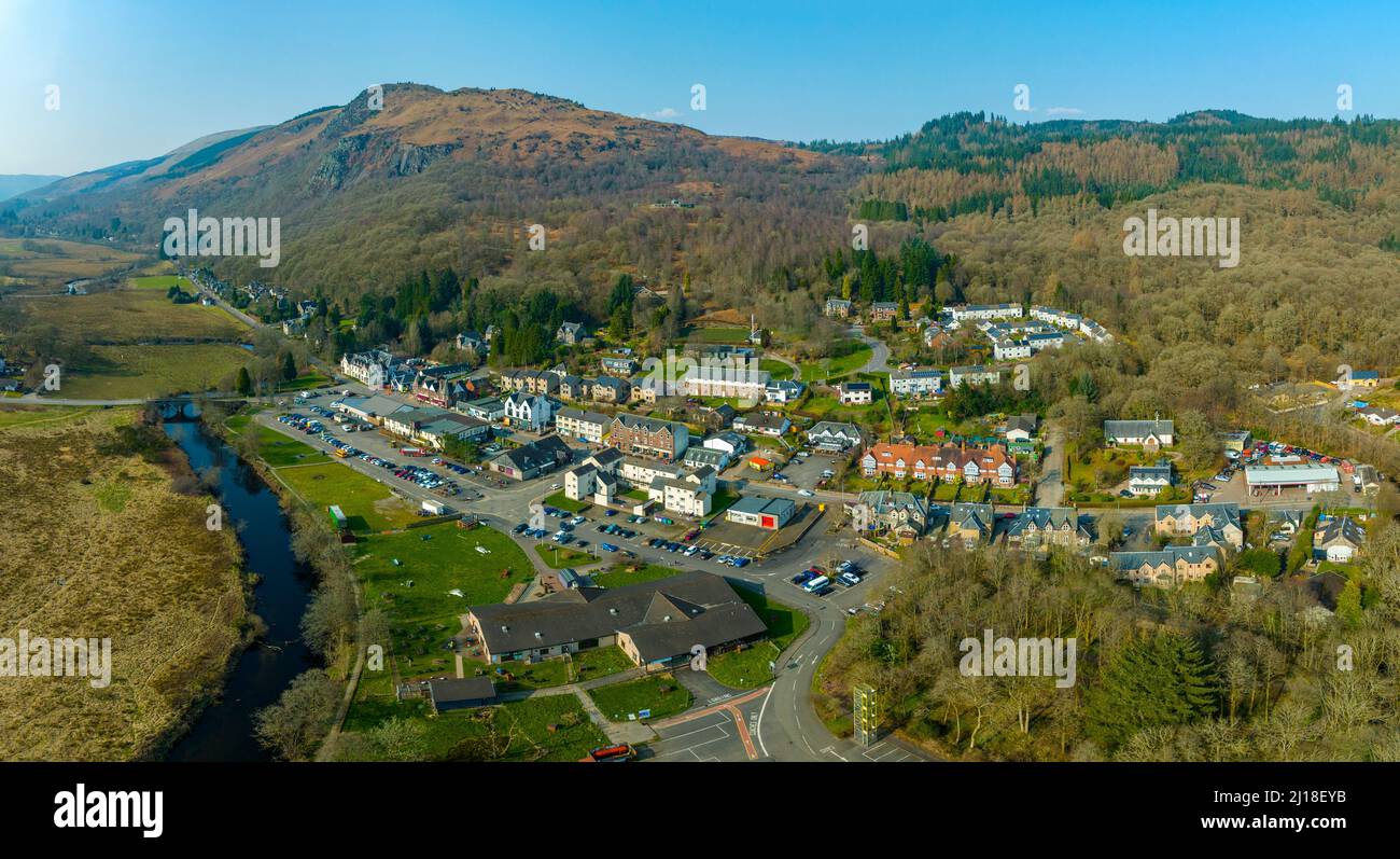 Vista aerea dal drone del villaggio di Aberfoyle e River Forth nel Loch Lomond e Trossachs National Park nel Perthshire in Scozia, Regno Unito. Foto Stock