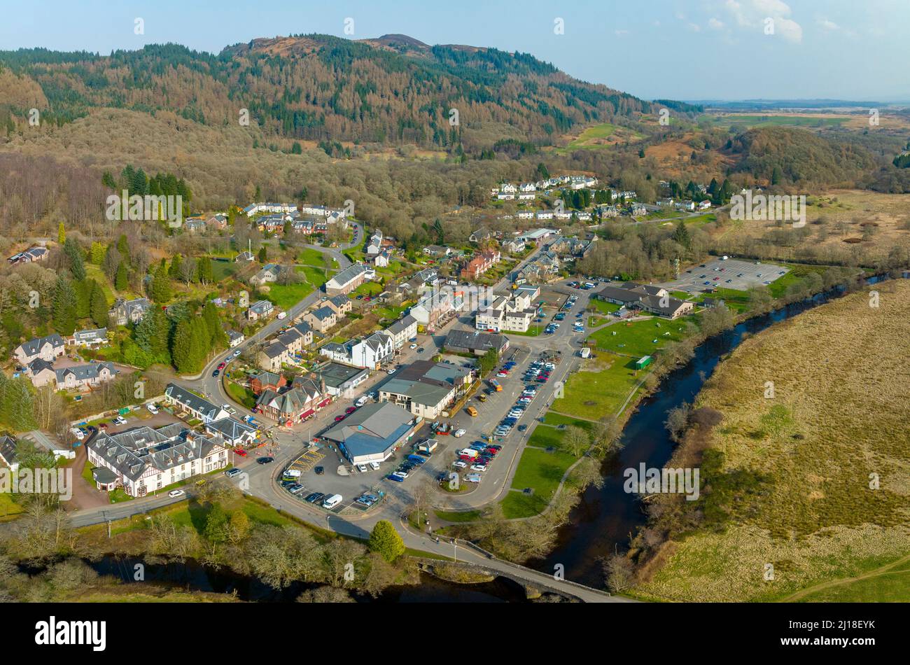 Vista aerea dal drone del villaggio di Aberfoyle e River Forth nel Loch Lomond e Trossachs National Park nel Perthshire in Scozia, Regno Unito. Foto Stock