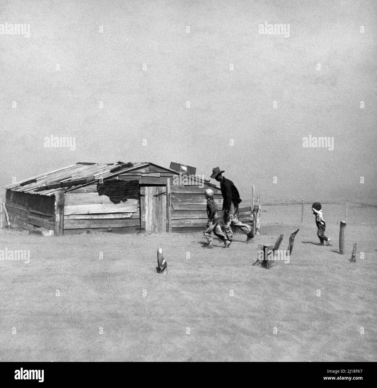 Contadini e figli che camminano di fronte a una tempesta di polvere. Contea di Cimarron, Oklahoma di Arthur Rothstein (1915-1985), 1936 Foto Stock