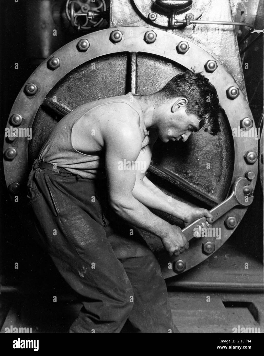 Meccanico e pompa a vapore di Lewis Hine (1874-1940), 1921. Foto Stock