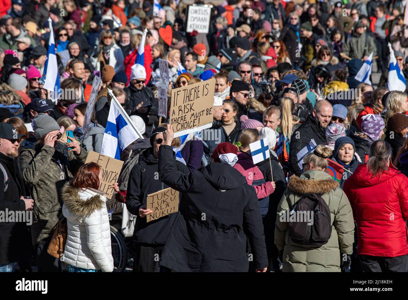 I manifestanti anti anti della vaccinazione alla dimostrazione Mondiale 7,0 a Senaatintori o alla Piazza del Senato a Helsinki, Finlandia Foto Stock