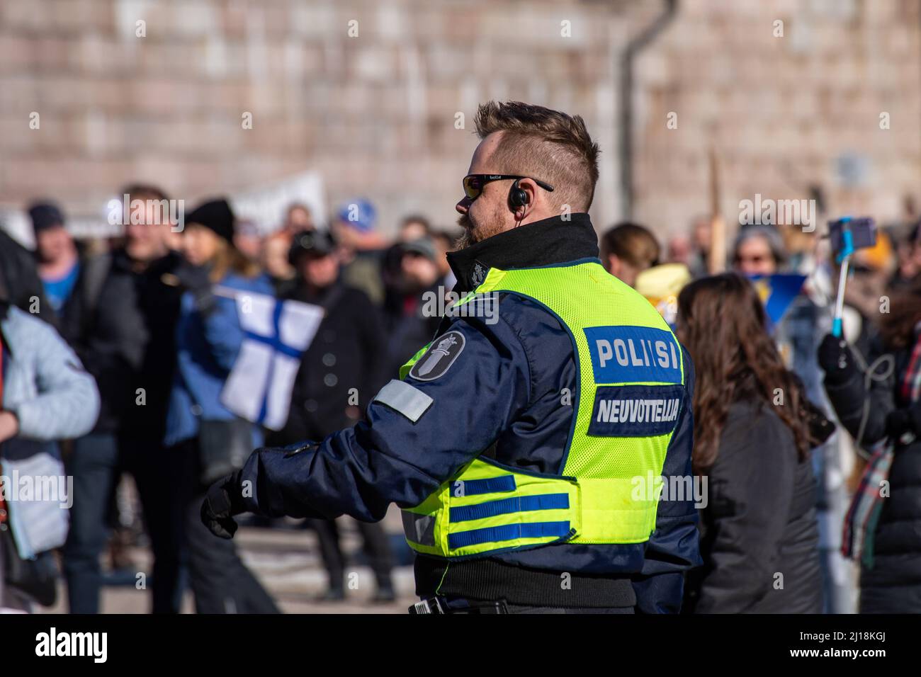 Ufficiale di polizia in Piazza del Senato o Senaatintori durante la dimostrazione in tutto il mondo 7,0 a Helsinki, Finlandia Foto Stock