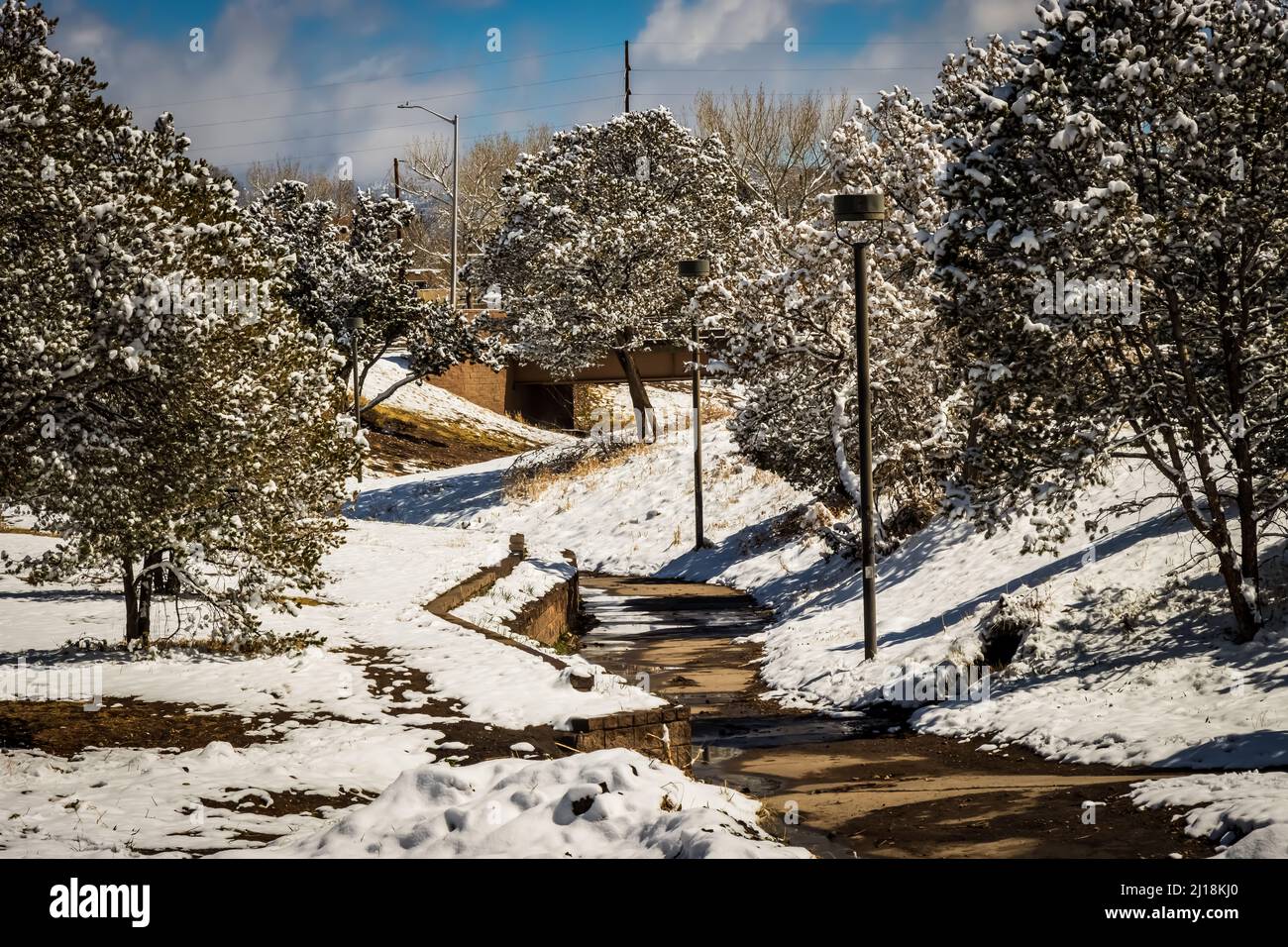 Una passerella innevata a Santa Fe, New Mexico Foto Stock