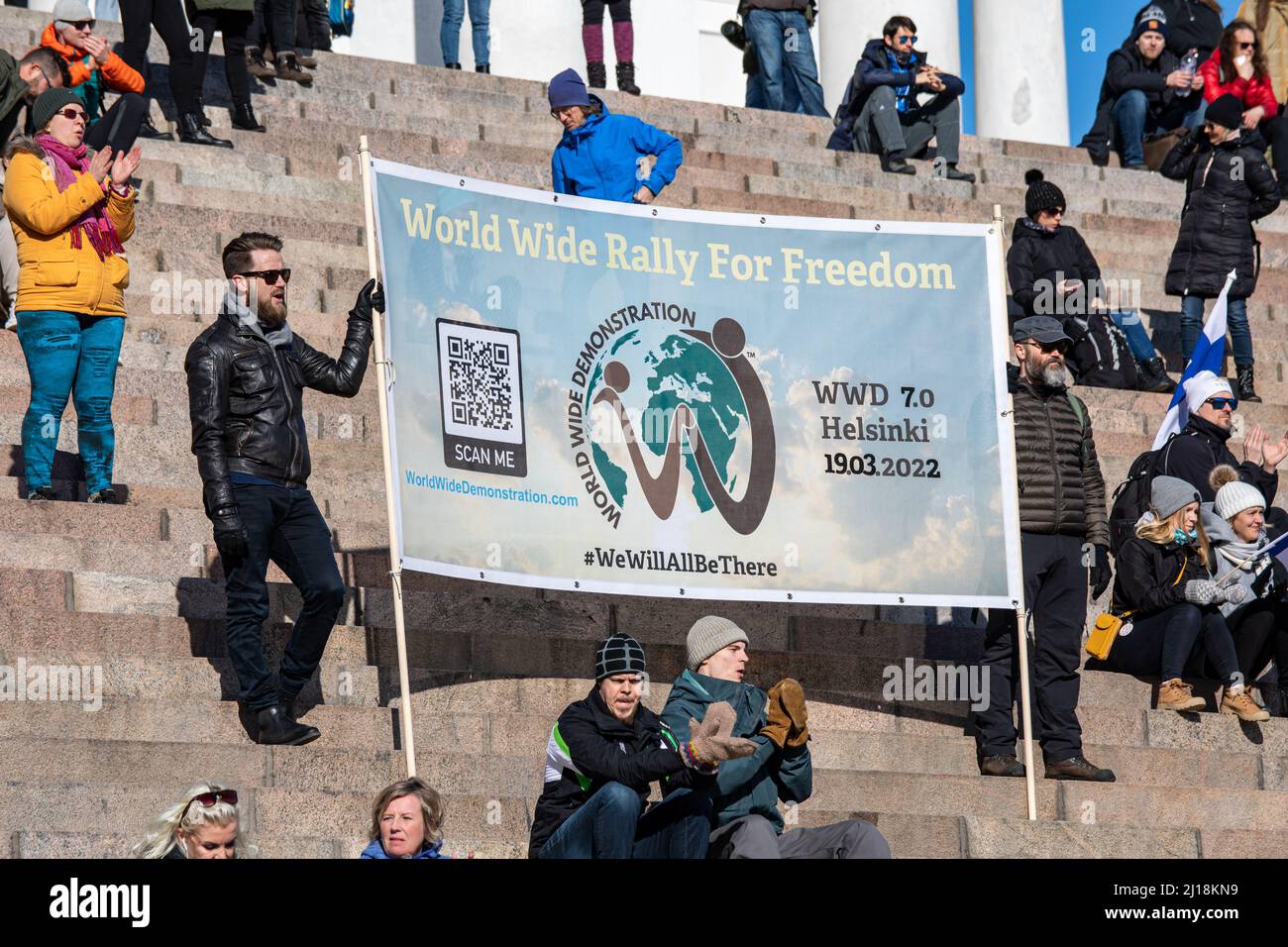 World Wide Rally for Freedom o WWD 7,0 manifestanti con grande bandiera su Helsinki Cathedral Steps a Helsinki, Finlandia Foto Stock