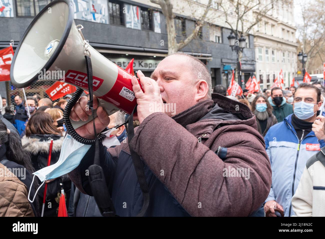 Madrid, Spagna, 23rd mar 2022. I sindacati e le organizzazioni dei consumatori protestano contro l'aumento dei prezzi dell'energia e degli alimenti, causato dalla guerra Ucraina-Russia. CCOO e UGT, con i loro presidenti Unai Sordo e Pepe Alvarez, insieme a UPTA, Uatae e Facua, iniziano la manifestazione da Atocha a Plaza Jacinto benavente. La protesta si svolge solo un giorno prima del vertice del Consiglio europeo del 24th e del 25th, in cui i leader e i politici discuteranno dell'aggressione militare russa contro l'Ucraina. Credit: Roberto Arosio/Alamy Live News Foto Stock