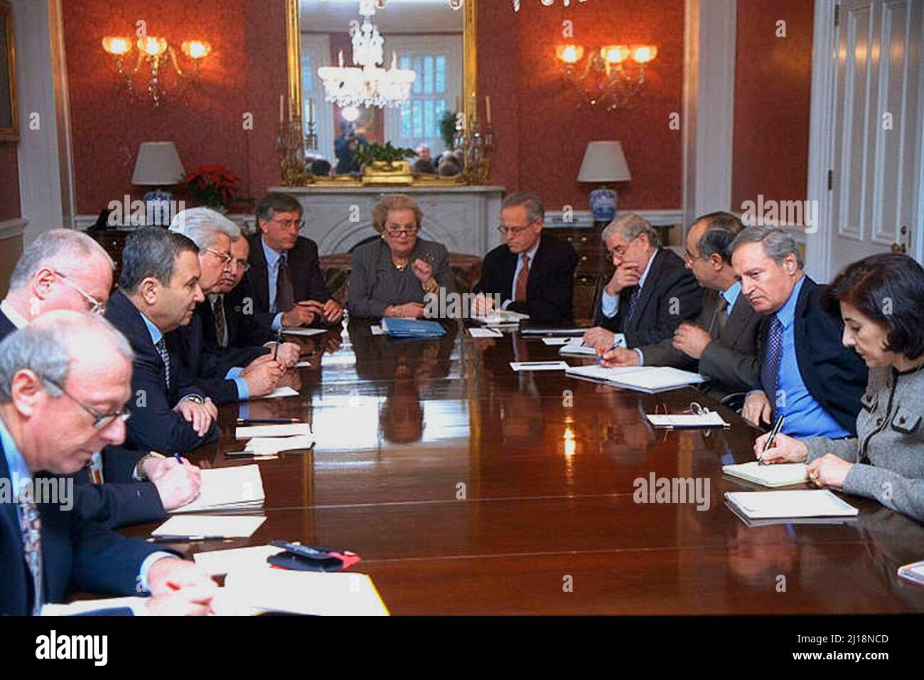 Washington, DC - 16 dicembre 1999 -- negoziati di pace in Israele e Siria alla Blair House, Washington, DC il 16 dicembre 1999. Seduto da sinistra a destra: URI Sagui, Danny Yatom, primo Ministro Ehud Barak di Israele, Ministro degli Esteri David Levy di Israele, inviato Speciale degli Stati Uniti Dennis Ross, Segretario di Stato degli Stati Uniti Madeleine Albright, Ambasciatore in Israele designato Martin Indyk, Ambasciatore Walid Moualem di Siria, Riyad Daoudi, Ministro degli Esteri Farouk al-Sharaa di Siria, Bouthaina Shan: A-Credit.ban Sharon Farmer - Casa Bianca via CNP Foto Stock