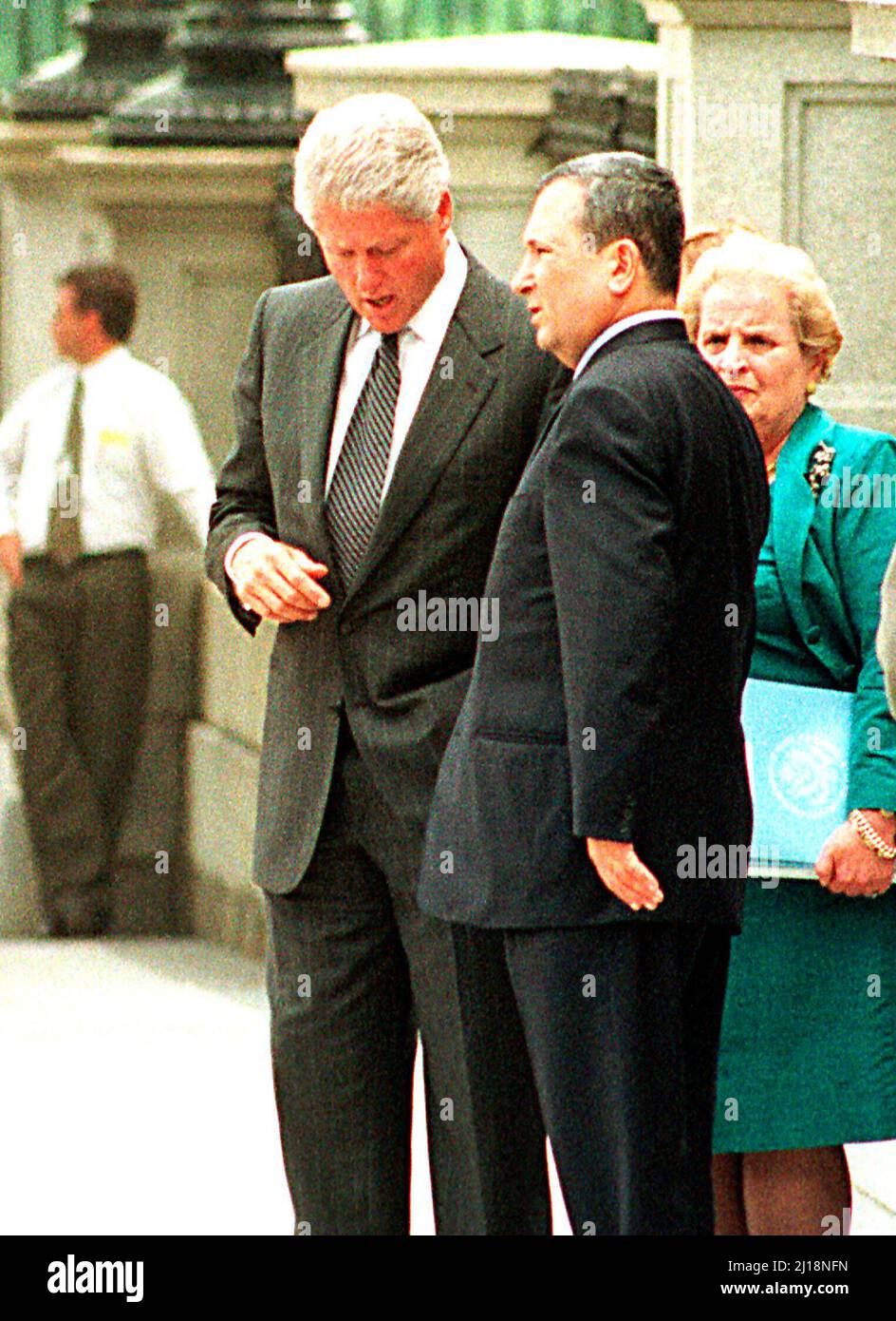 Washington, DC - 19 luglio 1999 -- il presidente degli Stati Uniti Bill Clinton e il primo ministro Ehud Barak di Israele condividono alcuni pensieri finali dopo la loro conferenza stampa congiunta lunedì 19 luglio 1999. Il Segretario di Stato degli Stati Uniti Madeleine Albright guarda avanti da destra.Credit: Ron Sachs/CNP Foto Stock