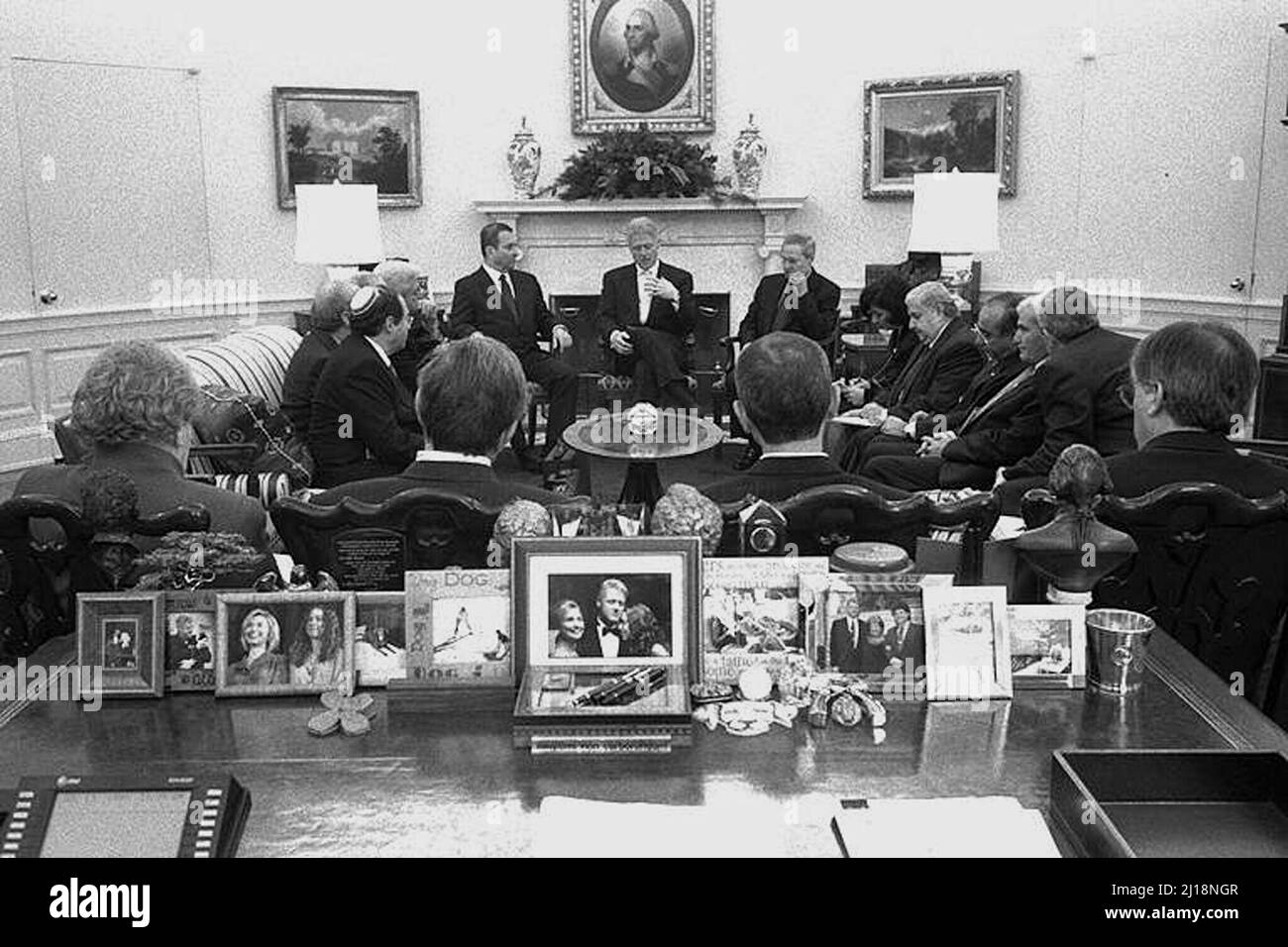 Washington, DC - 15 dicembre 1999 -- il presidente degli Stati Uniti Bill Clinton incontra le delegazioni israeliana e siriana nell'ufficio ovale, la Casa Bianca, 15 dicembre 1999. Da sinistra a destra: In primo piano (da L a R): Segretario di Stato degli Stati Uniti Madeleine Albright, Consigliere per la sicurezza Nazionale Sandy Berger, Capo dello staff della Casa Bianca John Podesta, inviato Speciale Dennis Ross; seduto (da L a R): Eli Rubinstein, Uri Sagui, Danny Yatom, Ministro degli Esteri David Levy di Israele, primo Ministro Ehud Barak di Israele, PRESIDENTE, Ministro degli Esteri al-Sharaa di Siria, Bouthaina Sha-Ban, Ambasciatore Walid Foto Stock