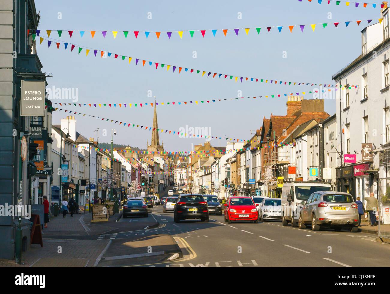 Monrow Street, la principale via di vendita al dettaglio nel centro di Monmouthshire, nel Galles del Sud. Foto Stock