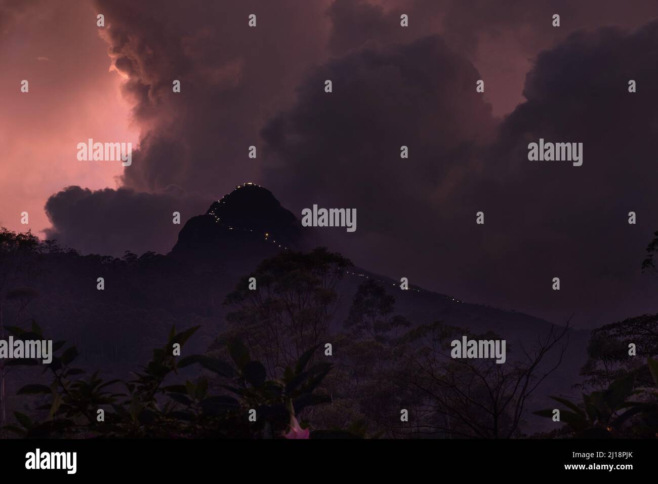Adam's Peak è una montagna conica alta 2243 m situata nel centro dello Sri Lanka - montagna Sacra per quattro religioni con un tempio sulla cima. Crepuscolo mou Foto Stock