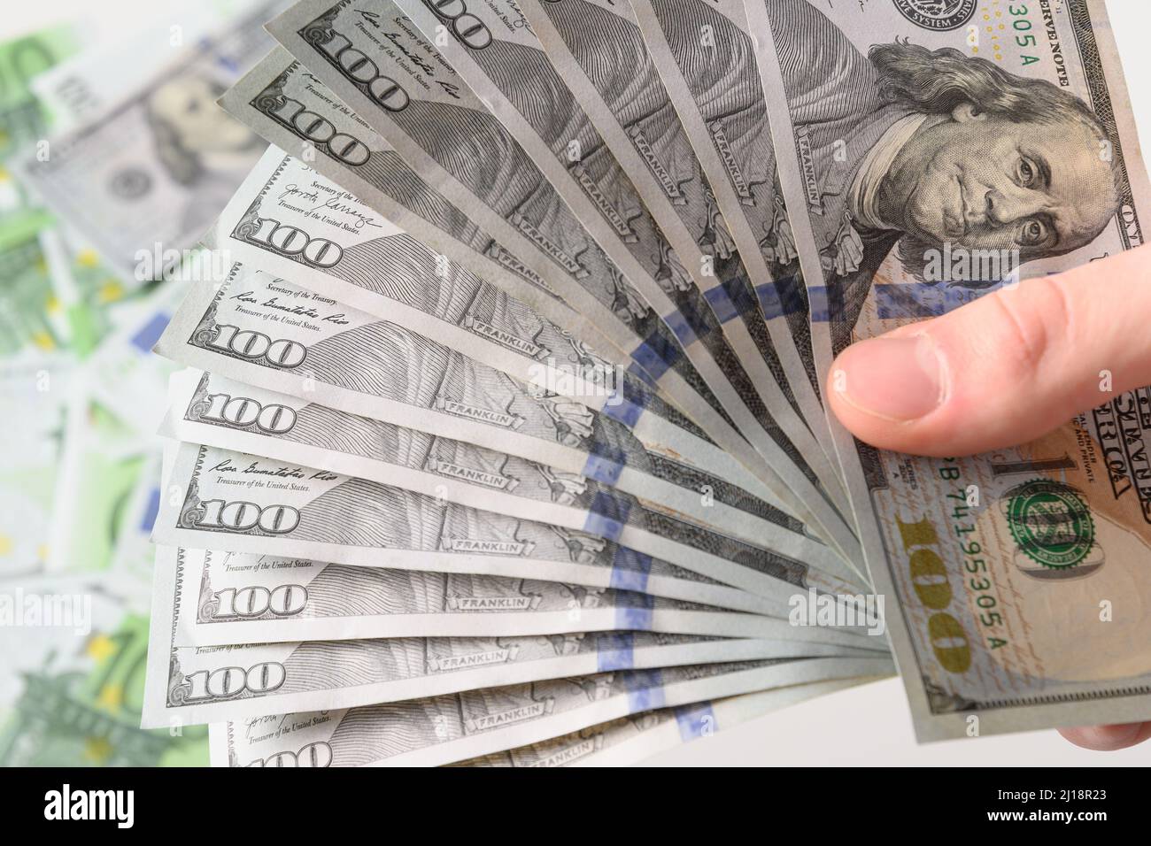 Mani che detengono 100 dollari bollette. Primo piano. Foto Stock