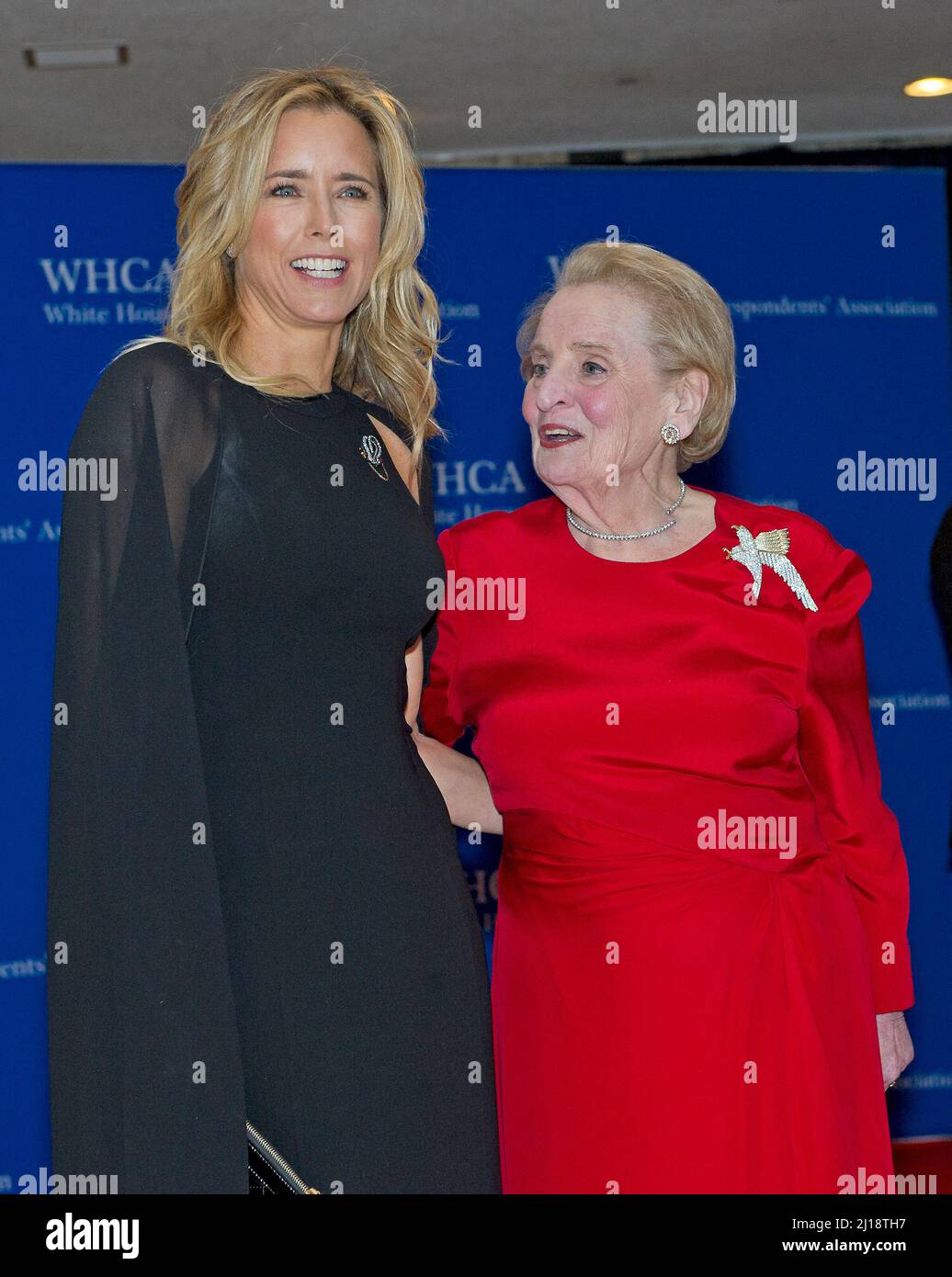 Washington, Stati Uniti d'America. 25th Apr 2015. Tea Leoni, a sinistra, ed ex Segretario di Stato degli Stati Uniti Madeleine Albright arriva per la cena annuale 2015 della White House Corinterpelled Association al Washington Hilton Hotel sabato 25 aprile 2015.Credit: Ron Sachs/CNP/Sipa USA Credit: Sipa USA/Alamy Live News Foto Stock