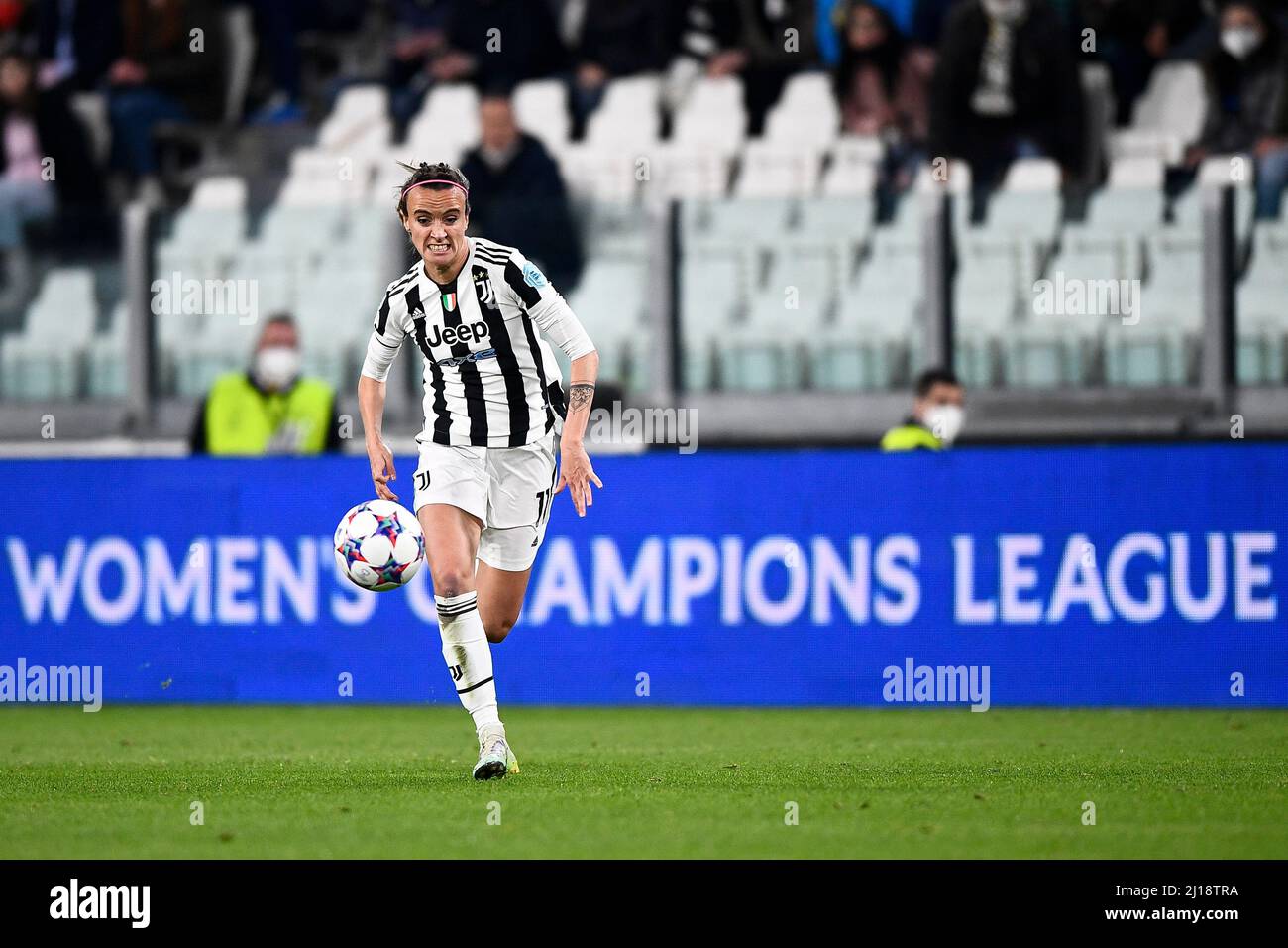 Torino, Italia. 23 marzo 2022. Barbara Bonansea della Juventus FC in azione durante la partita di calcio della prima tappa del quarto finale della UEFA Women's Champions League tra la Juventus FC e l'Olympique Lyonnais. Credit: Nicolò campo/Alamy Live News Foto Stock