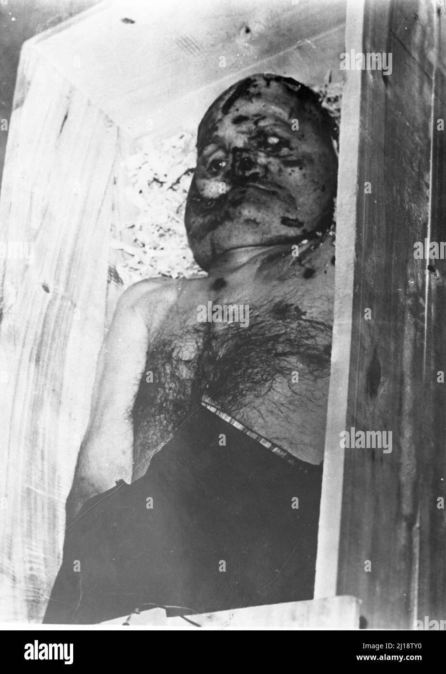 Fascismo - Duce Benito Mussolini - cavere di Mussolini nella cassa di legno - Milano, Oditorio via Ponzio - 30 aprile 1945 Foto Stock