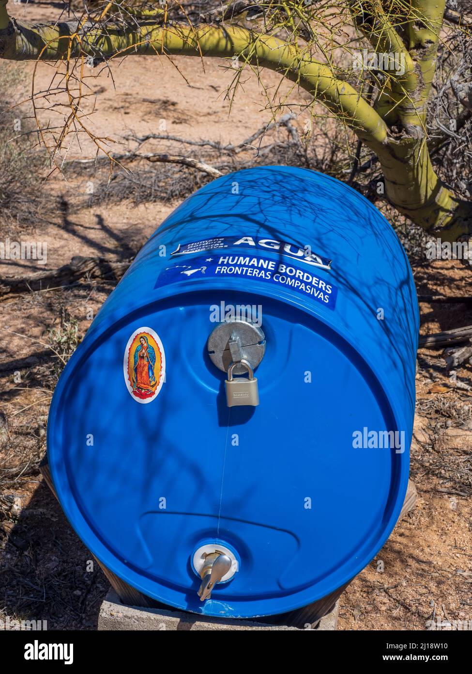 Humane Borders Water cache per i migranti, Senita Basin Road, Organ Pipe Cactus National Monument, Arizona. Foto Stock