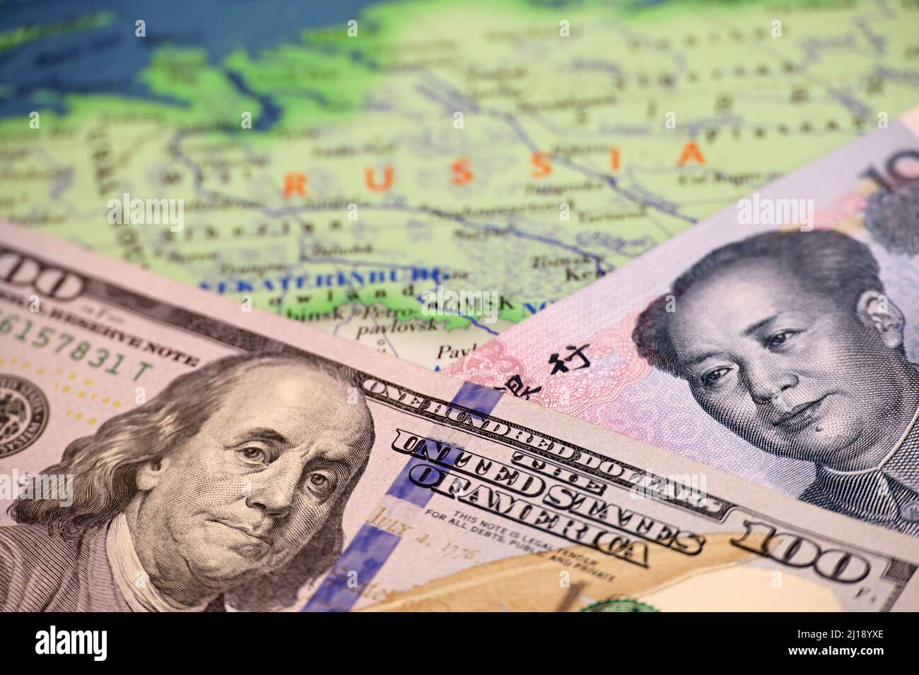 Yuan cinese e dollaro americano sulla mappa della Russia. Concetto di cooperazione economica tra Pechino e Mosca durante il conflitto tra sanzioni americane Foto Stock