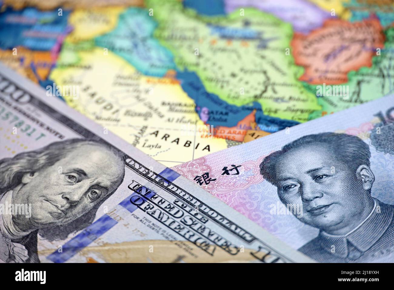 Yuan cinese e dollari americani sulla mappa dell'Arabia Saudita. Concetto di acquisto di petrolio, concorrenza economica tra Cina e Stati Uniti nei paesi del Golfo Persico Foto Stock