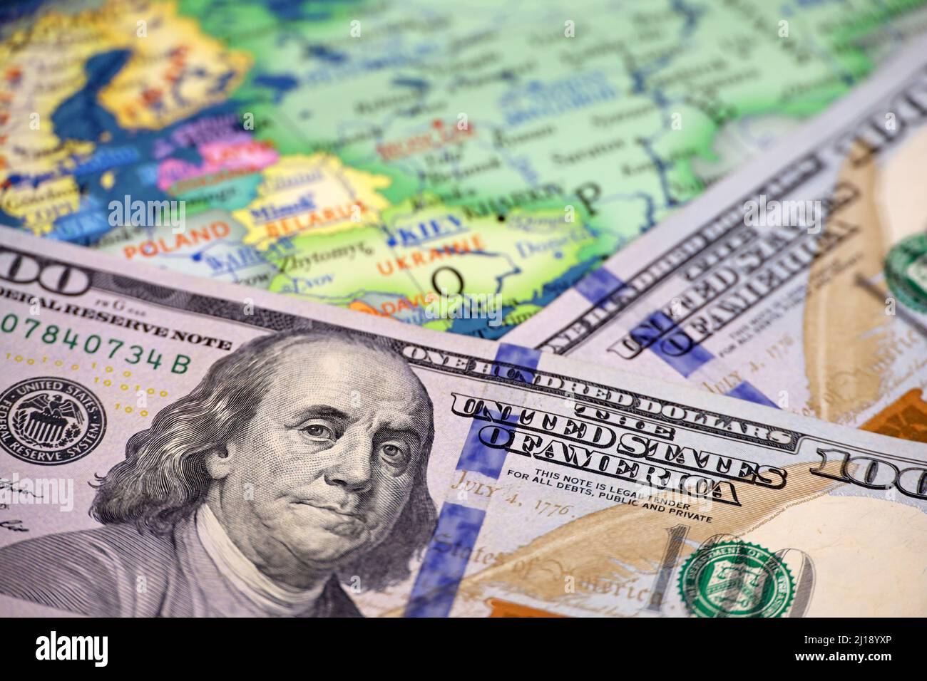 Dollari USA sulla mappa dell'Ucraina. Concetto di sostegno americano a Kiev durante l'operazione militare speciale della Russia Foto Stock