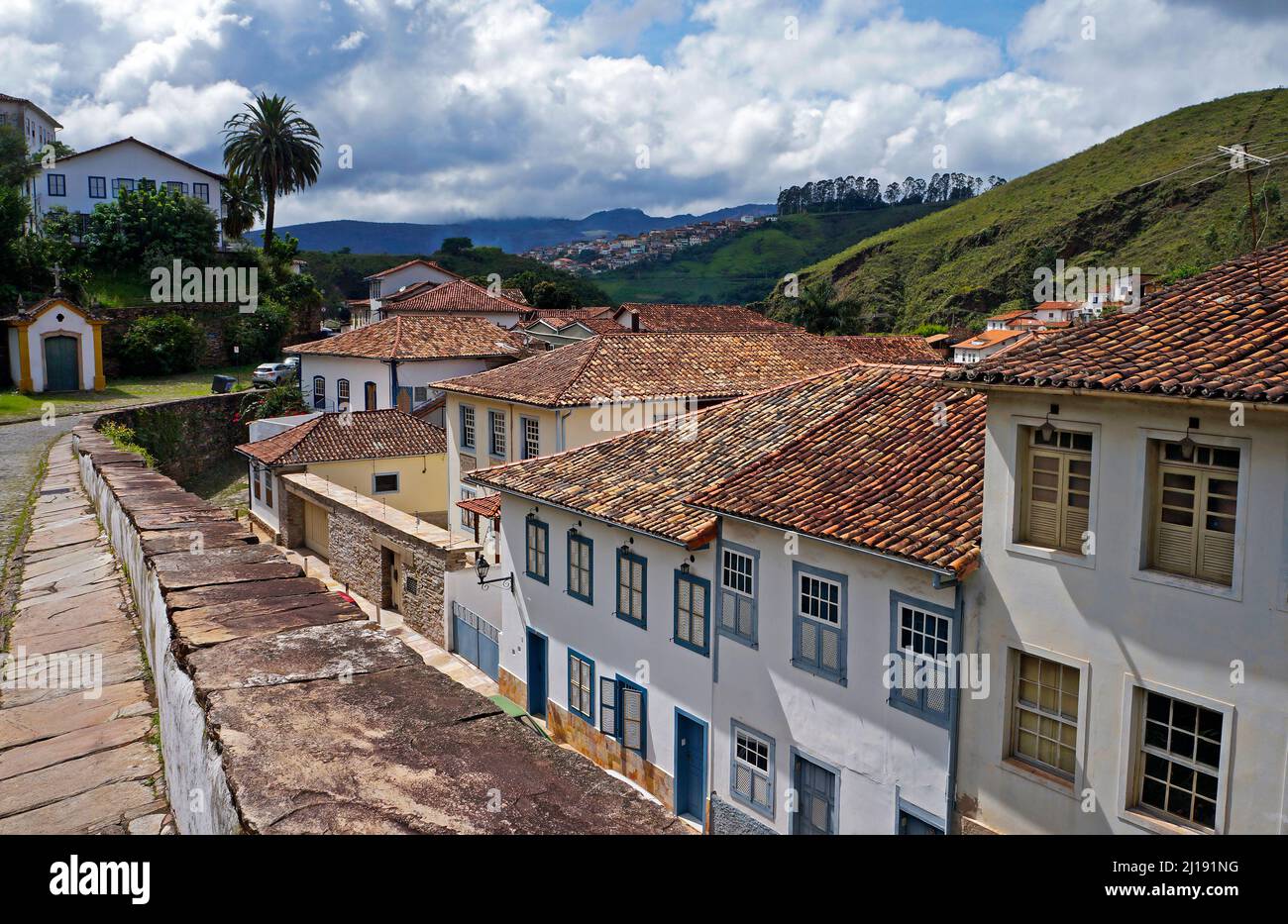 Strada tipica nella città storica di Ouro Preto, Brasile Foto Stock
