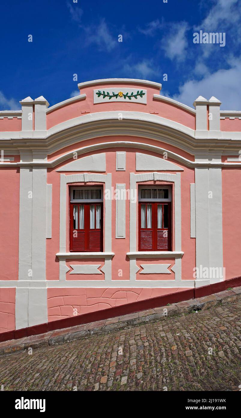 Antica facciata nella città storica di Ouro Preto, Brasile Foto Stock