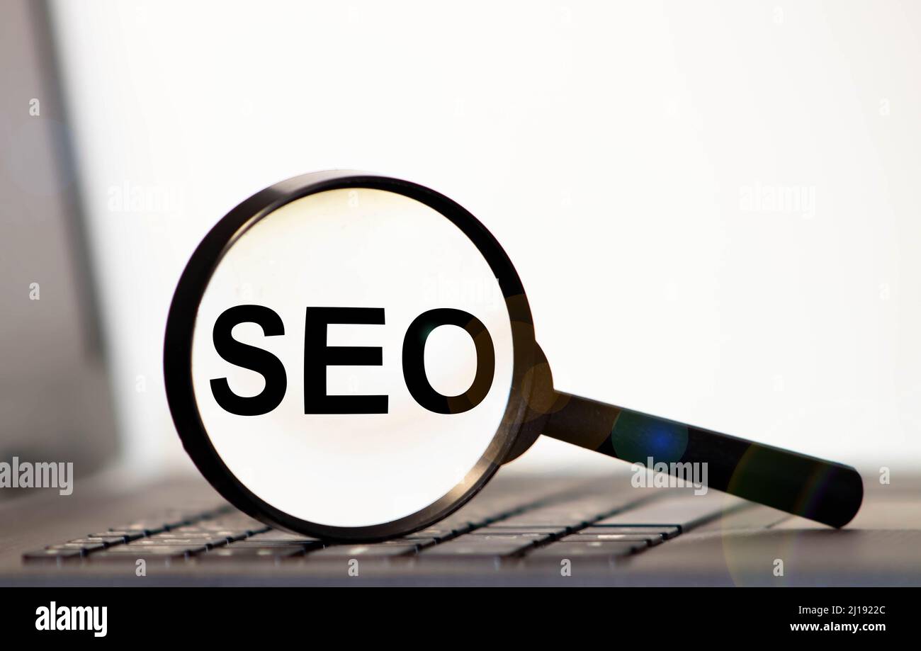 Focalizzato sul concetto di SEO. Businessman è focalizzato per migliorare SEO e traffico web. Foto Stock