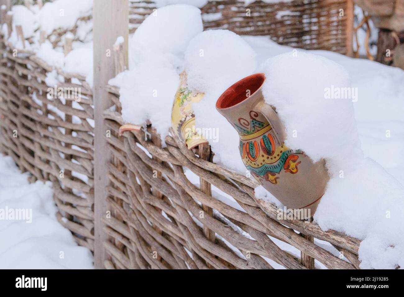 Vaso tradizionale in argilla in stile vintage sul recinto in inverno. Autenticità ucraino stile nazionale. Installazione in musei di tradizionale hous rurale Foto Stock