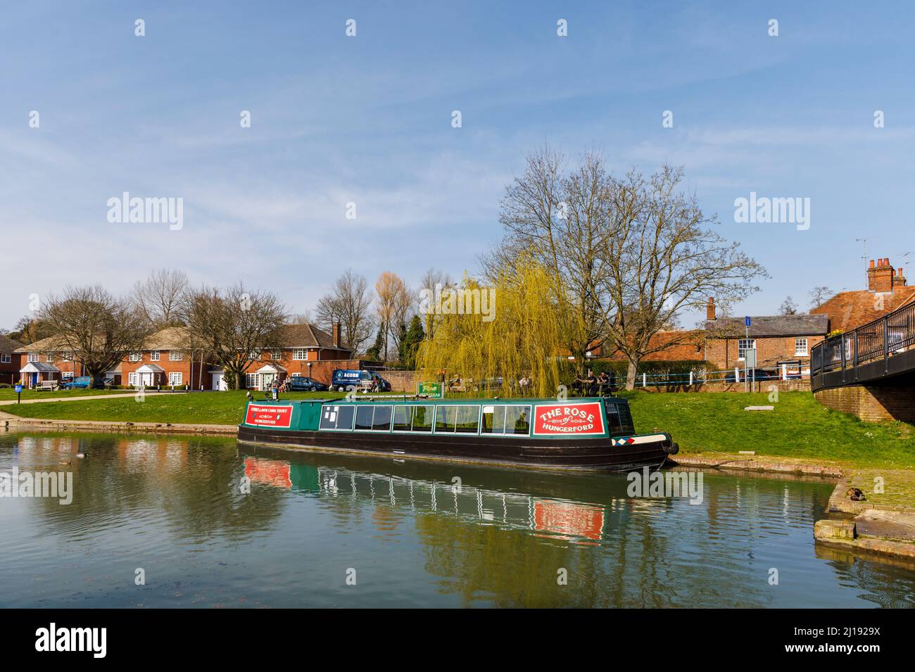 Il battello a barca stretta 'la Rosa di Hungerford' ormeggiato sulle rive del Kennett e del canale Avon a Hungerford, una città di mercato nel Berkshire, Inghilterra Foto Stock