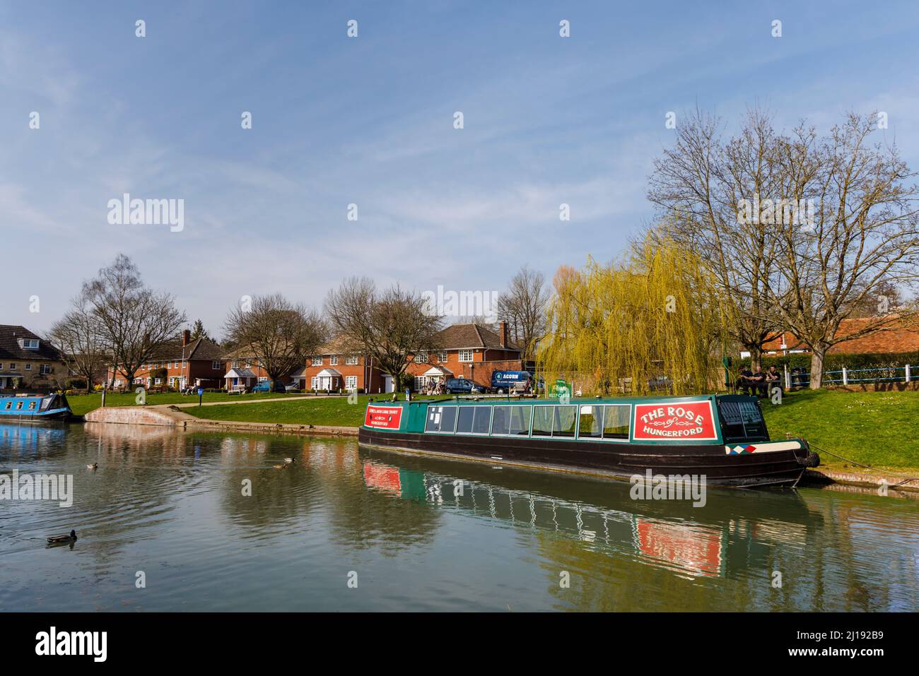 Il battello a barca stretta 'la Rosa di Hungerford' ormeggiato sulle rive del Kennett e del canale Avon a Hungerford, una città di mercato nel Berkshire, Inghilterra Foto Stock