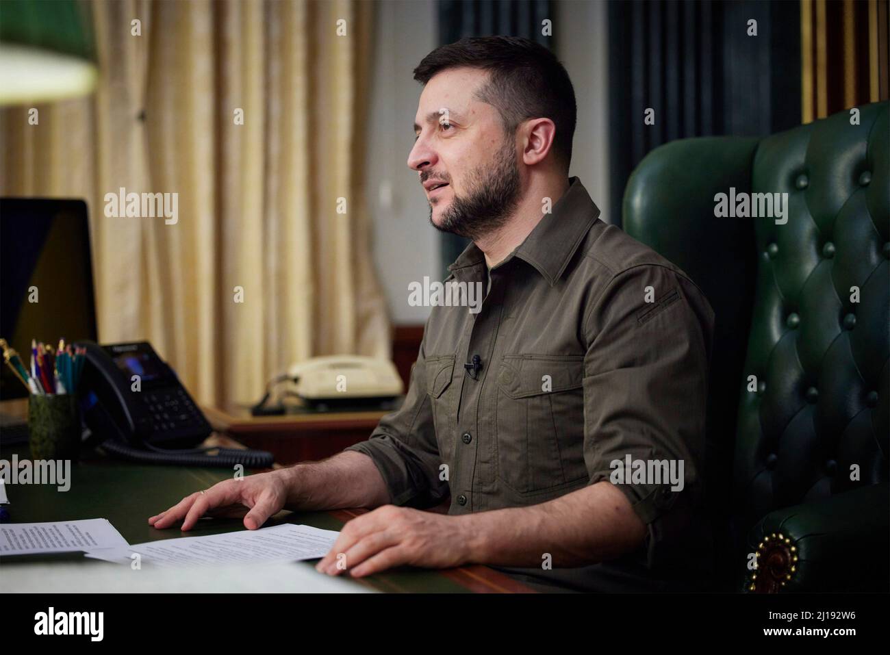 Kiev, Ucraina. 21 marzo 2022. Il presidente ucraino Volodymyr Zelenskyy consegna un discorso al popolo ucraino il 26th giorno dell'invasione russa, 21 marzo 2022 a Kiev, Ucraina. Foto Stock