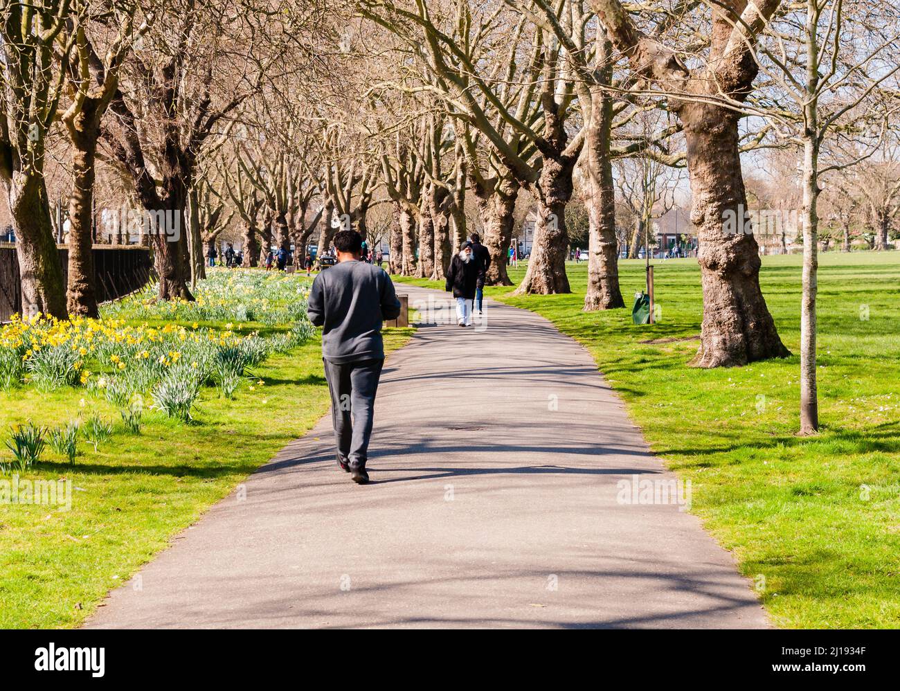 Persone che si esercitano a Central Park come la temperatura è aumentata nel fine settimana a East Ham, Newham Foto Stock