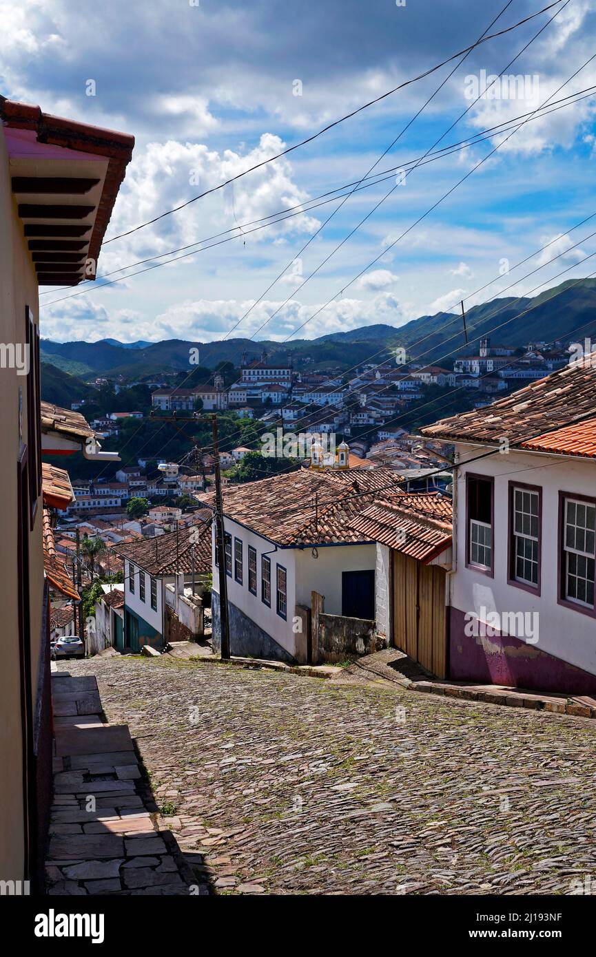 Strada tipica nella città storica di Ouro Preto, Brasile Foto Stock
