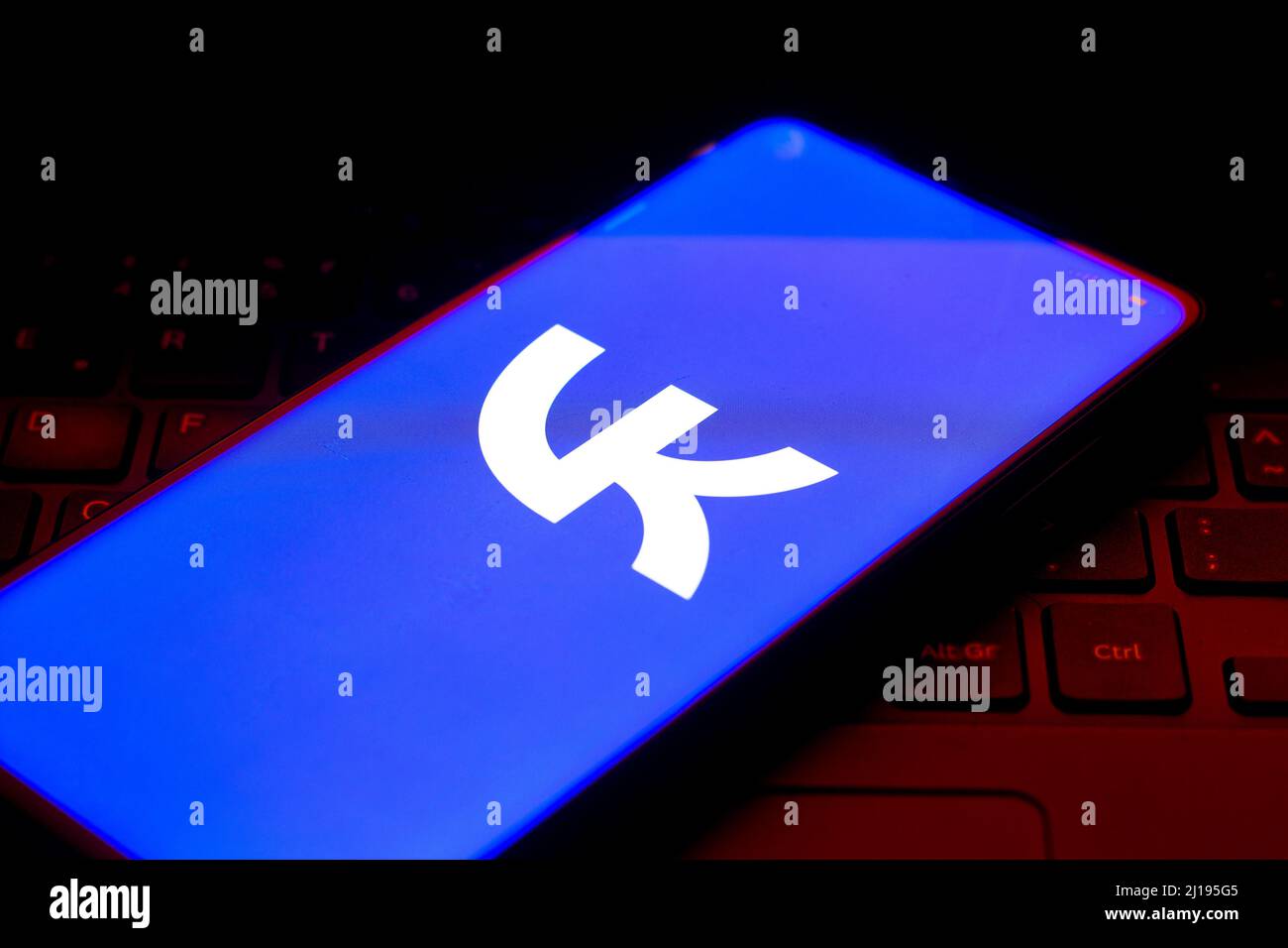 Brasile. 23rd Mar 2022. In questa foto è illustrato il logo VKontakte (VK) visualizzato su uno smartphone. Credit: SOPA Images Limited/Alamy Live News Foto Stock