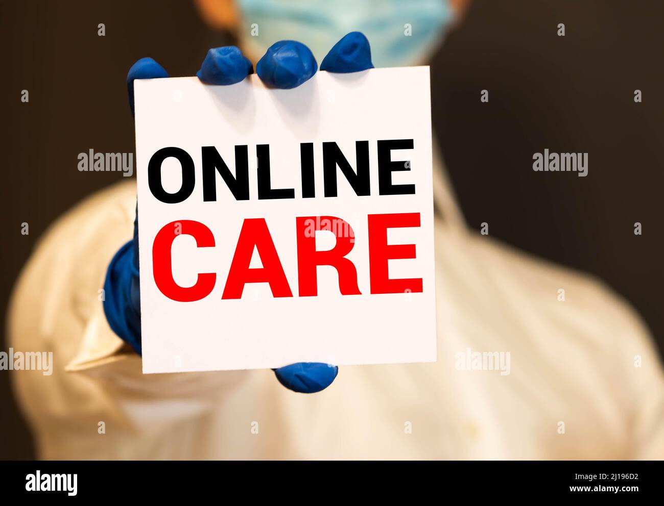 Disegno a mano cura on line iscrizione con gesso bianco sulla lavagna, concetto medico Foto Stock