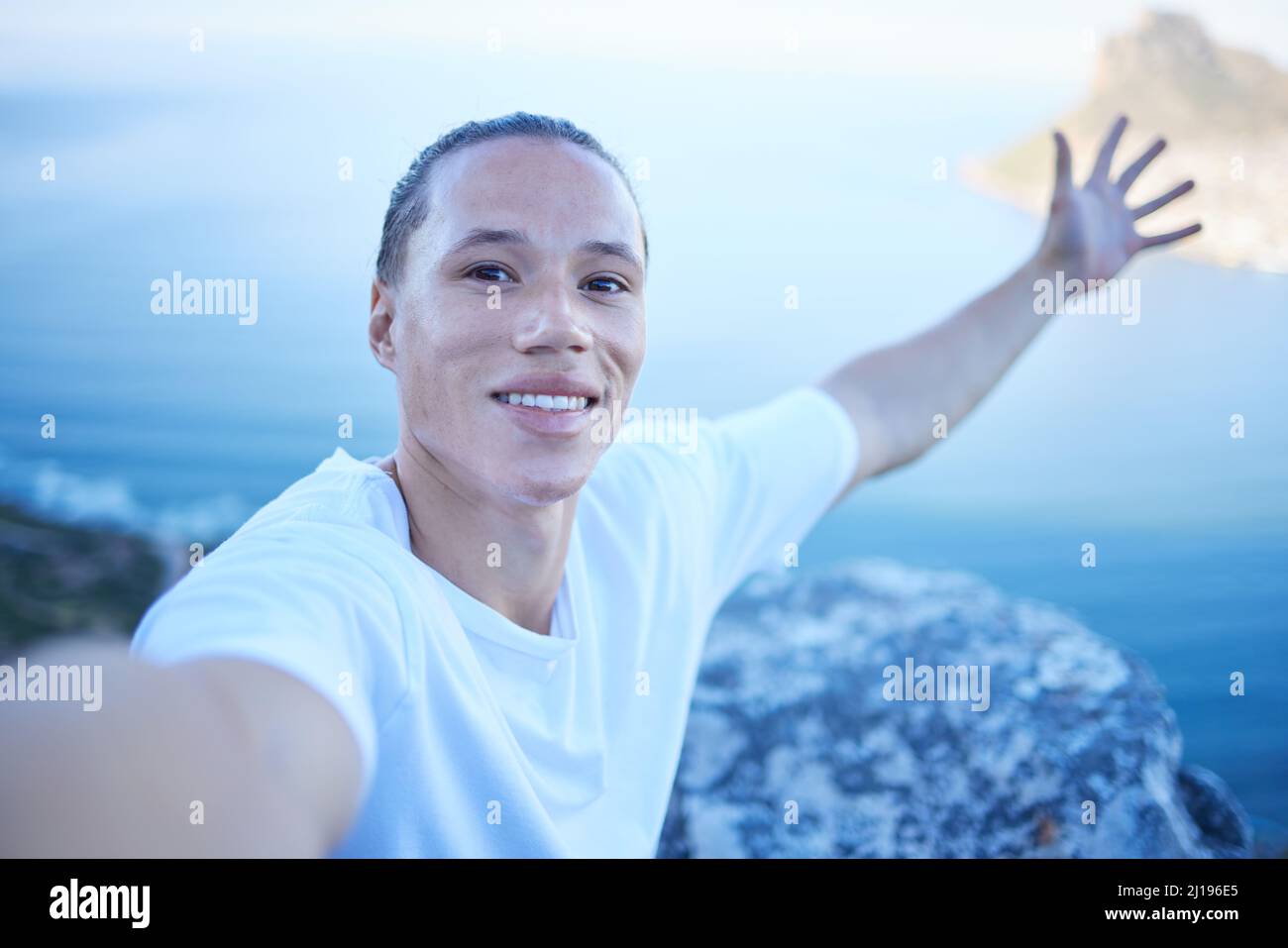 Guardate questa visione. Ritratto corto di un bel giovane uomo che prende selfie durante la sua escursione mattutina attraverso le montagne. Foto Stock
